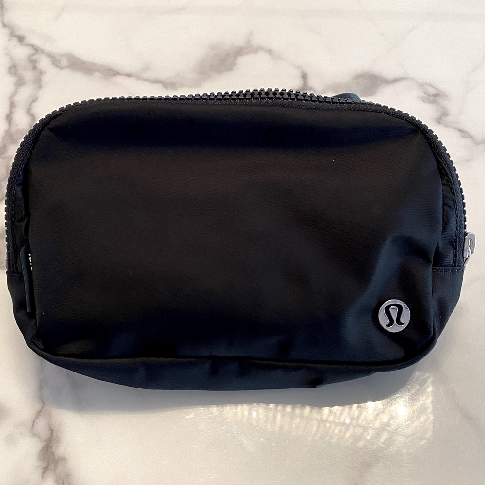 Lululemon🔥 Classic Everywhere Belt Bag Black 
Fanny Pack 🔥NWT TikTok viral ❤️ - Picture 6 of 10